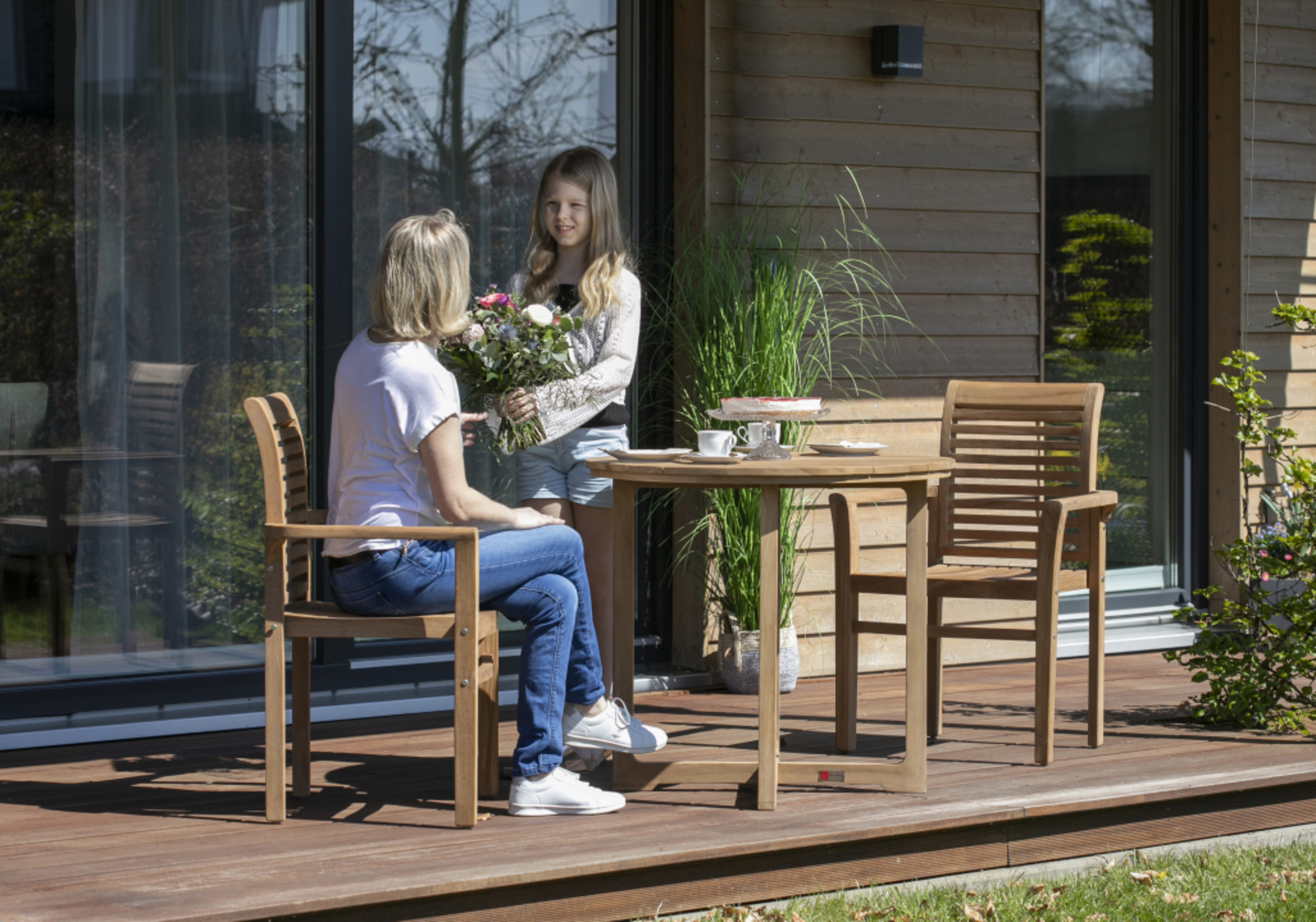 BL26010_BL26003_Stapelsessel_Derby_Teak_mit_Armlehnen_Gartentisch_Retford_Teak_Rund_85cm _4_