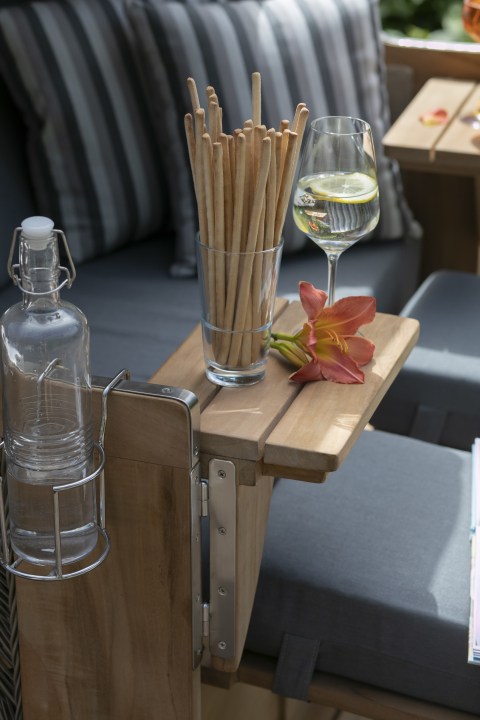 01223_00645_Strandkorb_Spiekeroog_Teak_Grey_Dessin_544_Glas_Becherhalter (4)