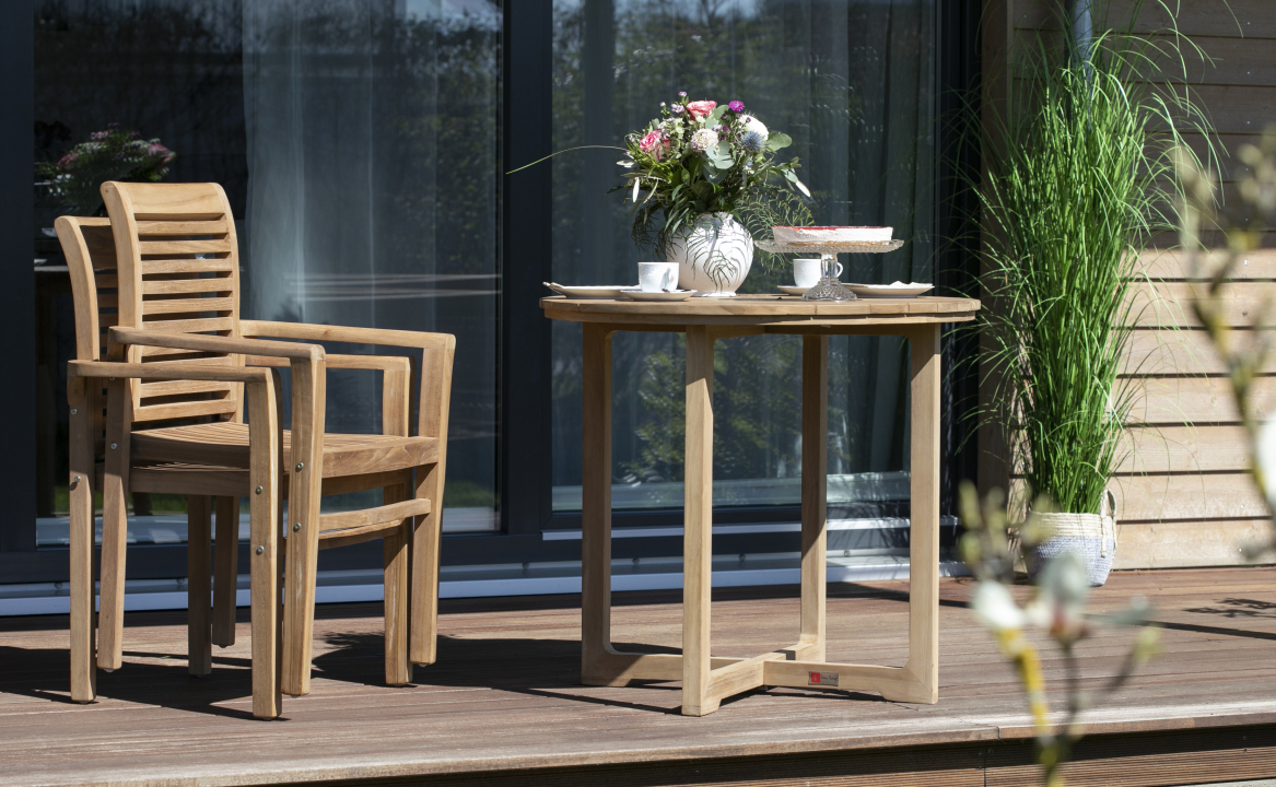 BL26010_BL26003_Stapelsessel_Derby_Teak_mit_Armlehnen_Gartentisch_Retford_Teak_Rund_85cm _1_ (1)