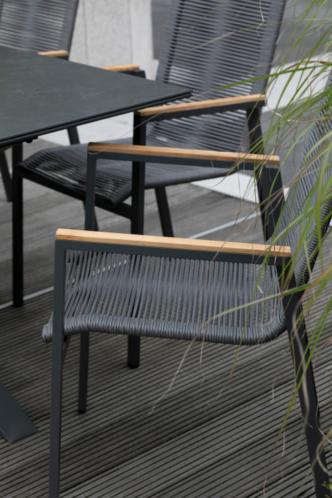 BL27102_BL27010_Malaga_Tisch_200x90cm_dark-grey_Alicante_Diningstapelsessel_Rope_Teakarmlehne _4_