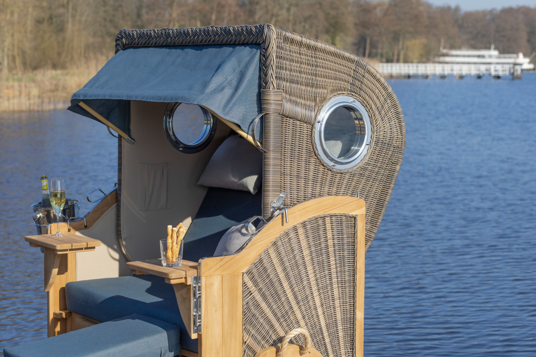 MD22810_00646_Strandkorb_Duene_Bullauge_Teak_PE_Grey_Dessin_593_Champagnerkuehler _3_ (1)