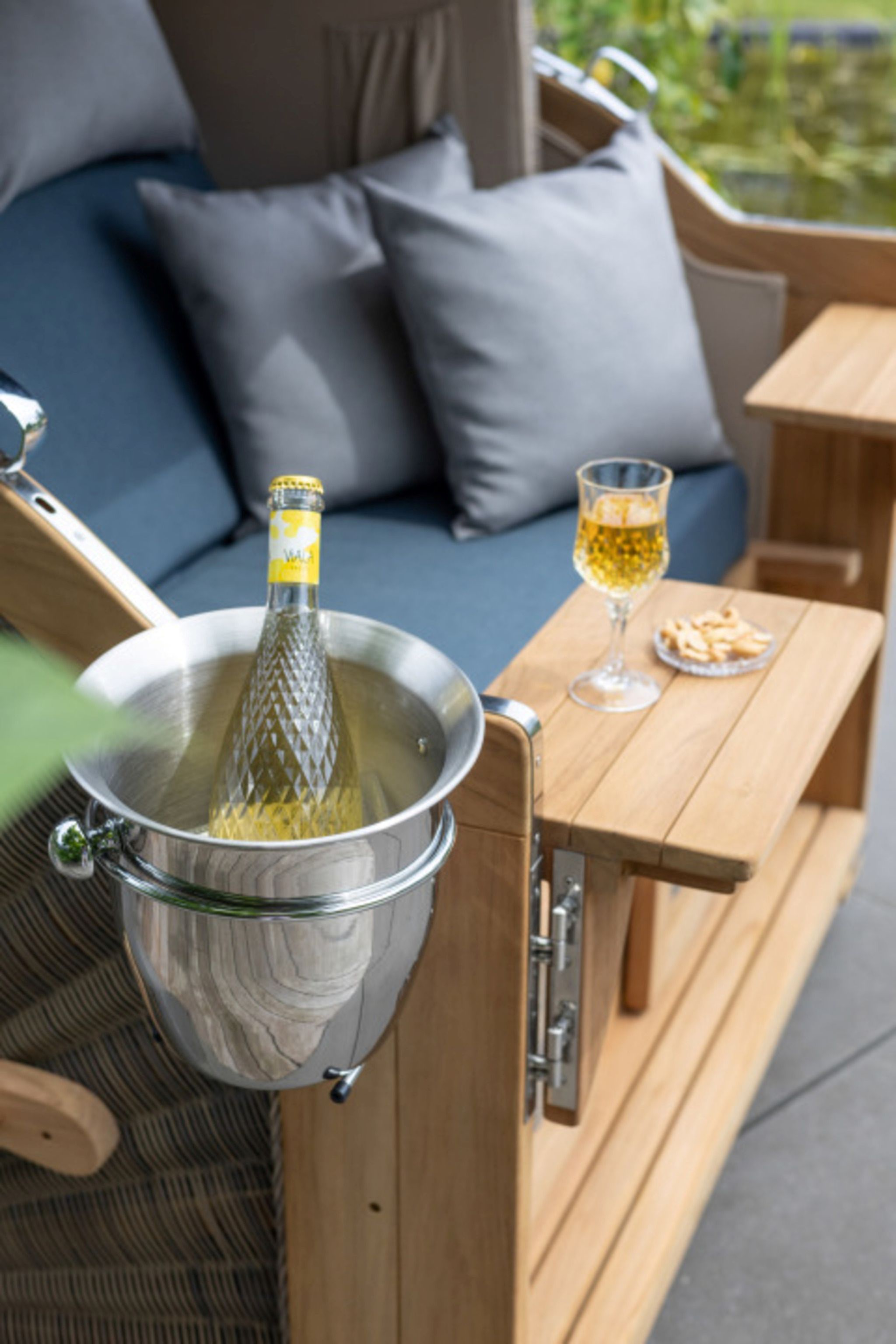 MD24613_00646_Strandkorb_Duene_Grande_Bullauge_Teak_PE_Grey_Dessin_593_Strandkorb_Zubehoer_Champagnerkuehler _6_ (2)