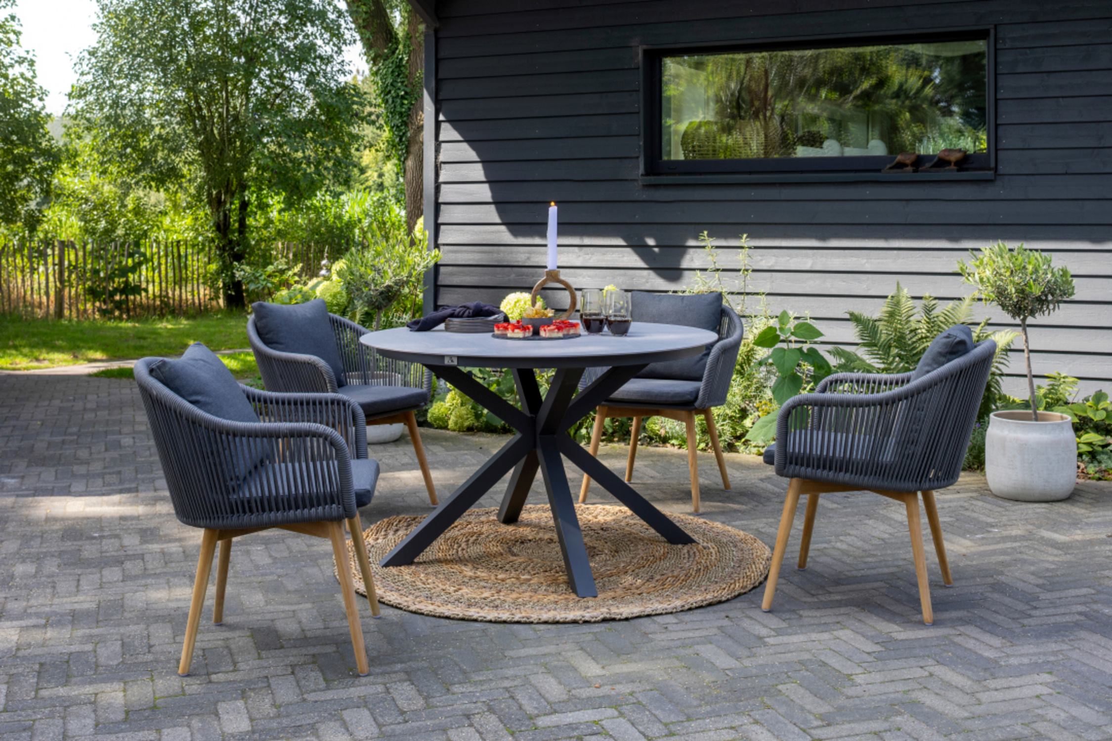 BL27103_BL27016_Tisch_Almeria_light_grey_Diningsessel_Solana_Rope_dark_grey