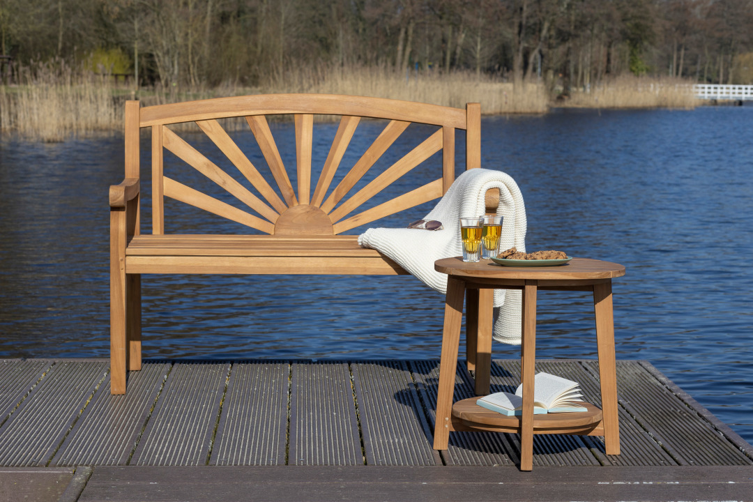 BL26030_BL26033_MD02513_Gartenbank_Sonne_Teak_120cm_Beistelltisch_Milton_Teak_Rund_50cm_Kuscheldecke_beige